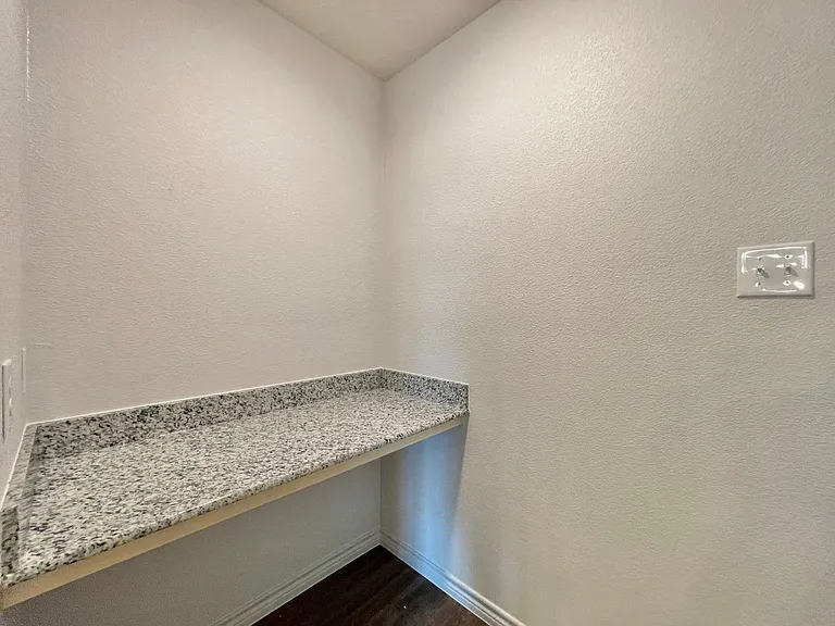 1708 Clovis Dr — Photo 8