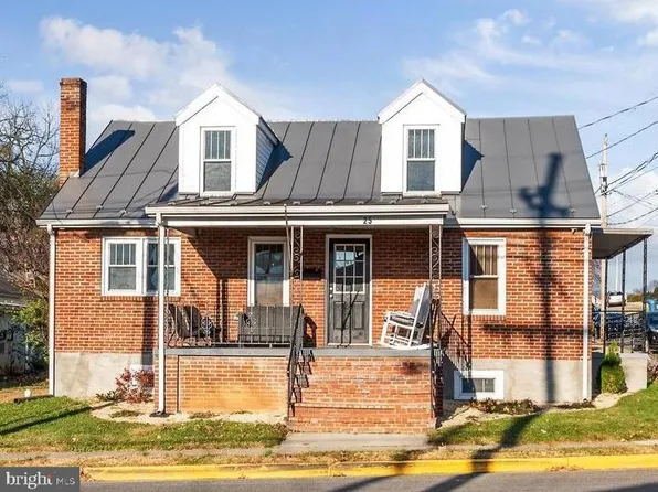 25 N Buckmarsh St, Berryville, VA 22611