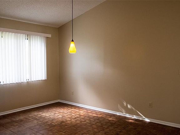5th image of 561 Lakeshore Cir