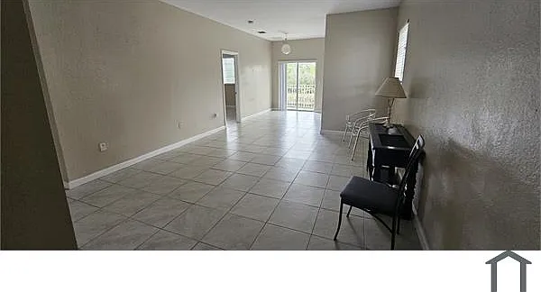 2711 NE 4th St #204 — Photo 1