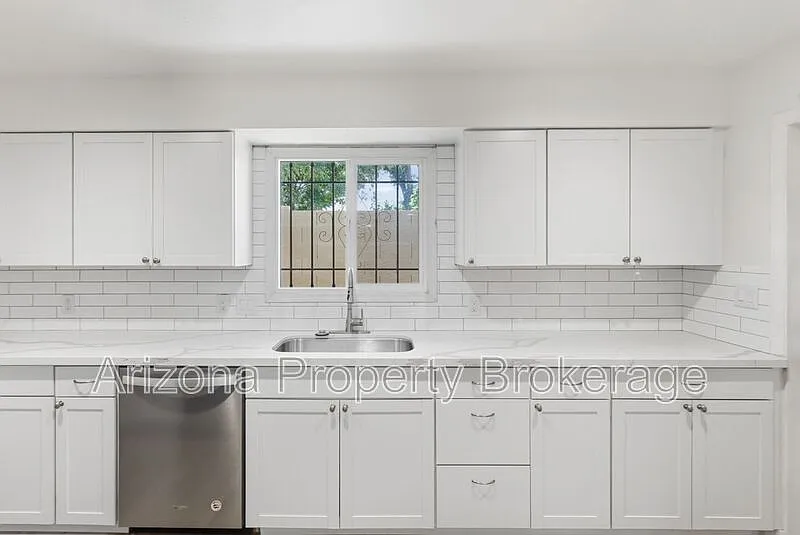2 bed, 1.0 bath, 945 sqft — Photo 2