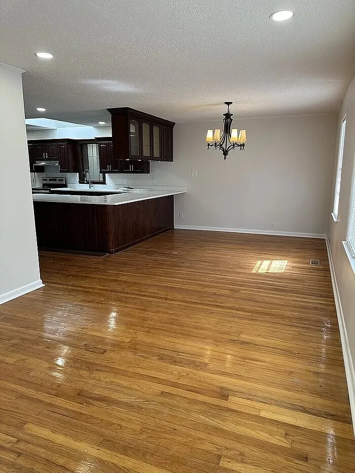 4 bed, 2.0 bath, 2528 sqft, $1,900 — Photo 2