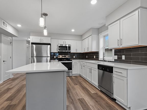 5th image of 956 19th Ave NE #3
