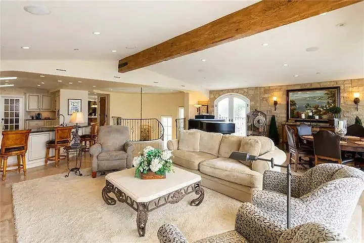 900 E Balboa Blvd — Photo 4