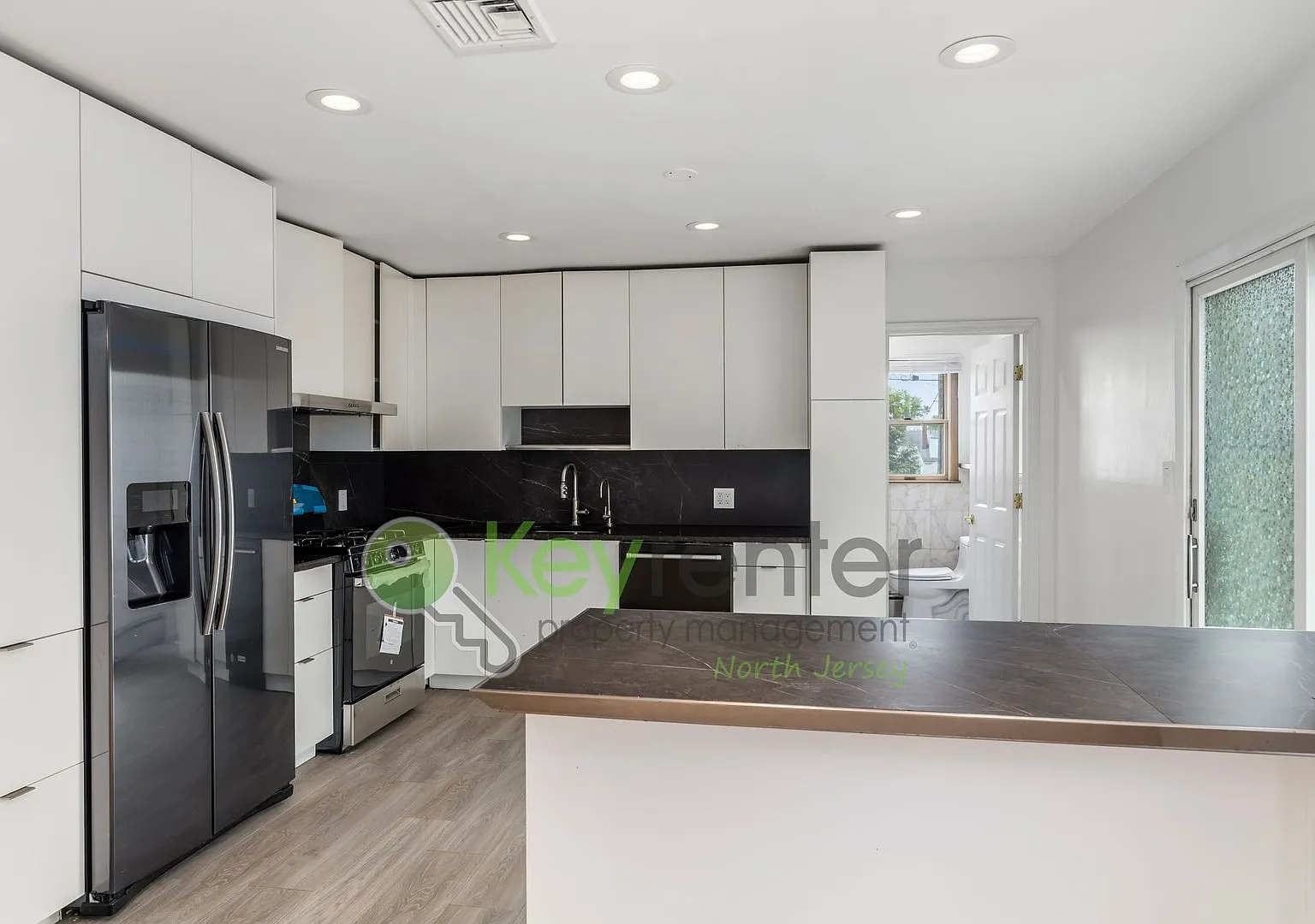 Spacious 4-Bedroom Home in Maywood | Yard, Home Office & Solar Panels — Photo 3