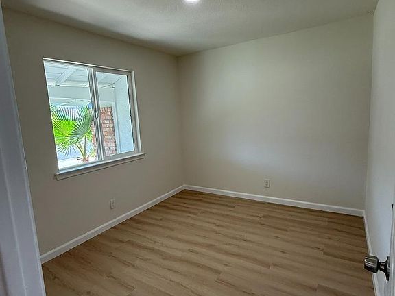 5th image of 5054 Howes Ln