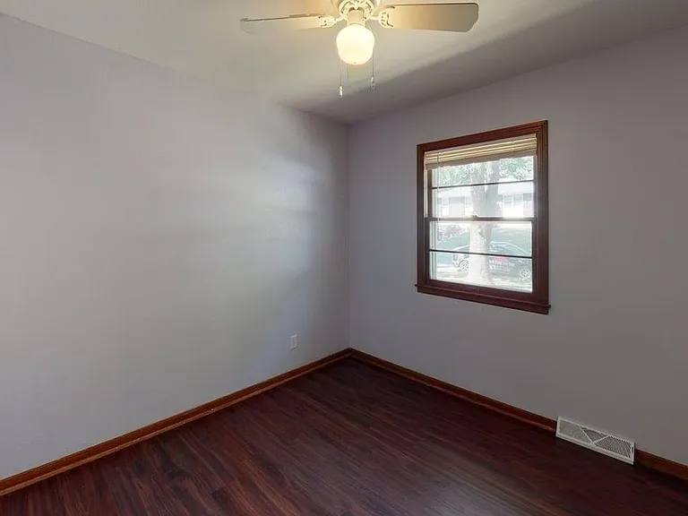 300 SE Chicago St — Photo 12