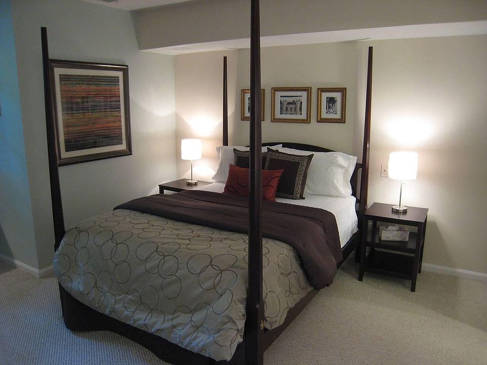 bedroom with queen bed