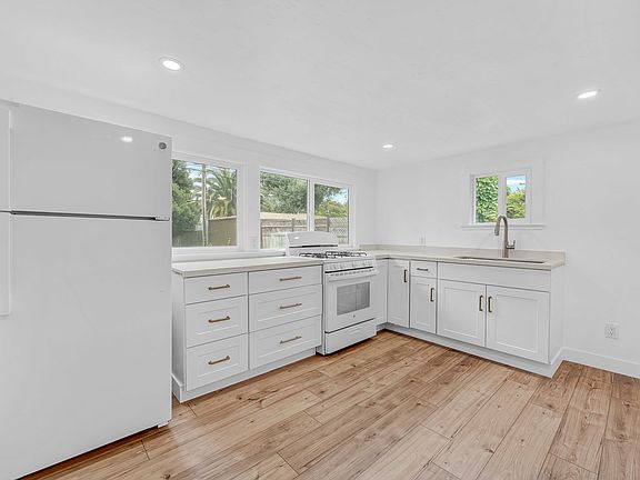 3rd image of 812 Spring St APT A