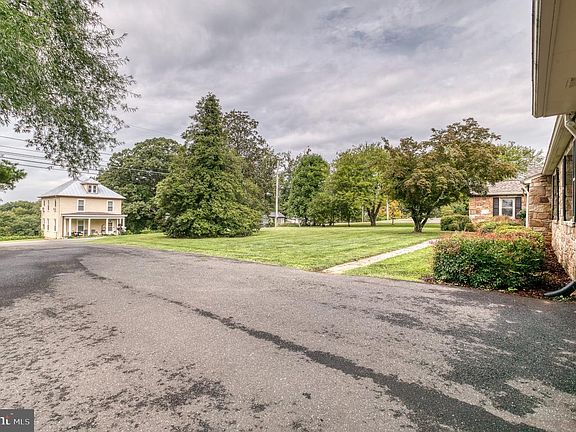 5th image of 8215 Lees Ridge Rd