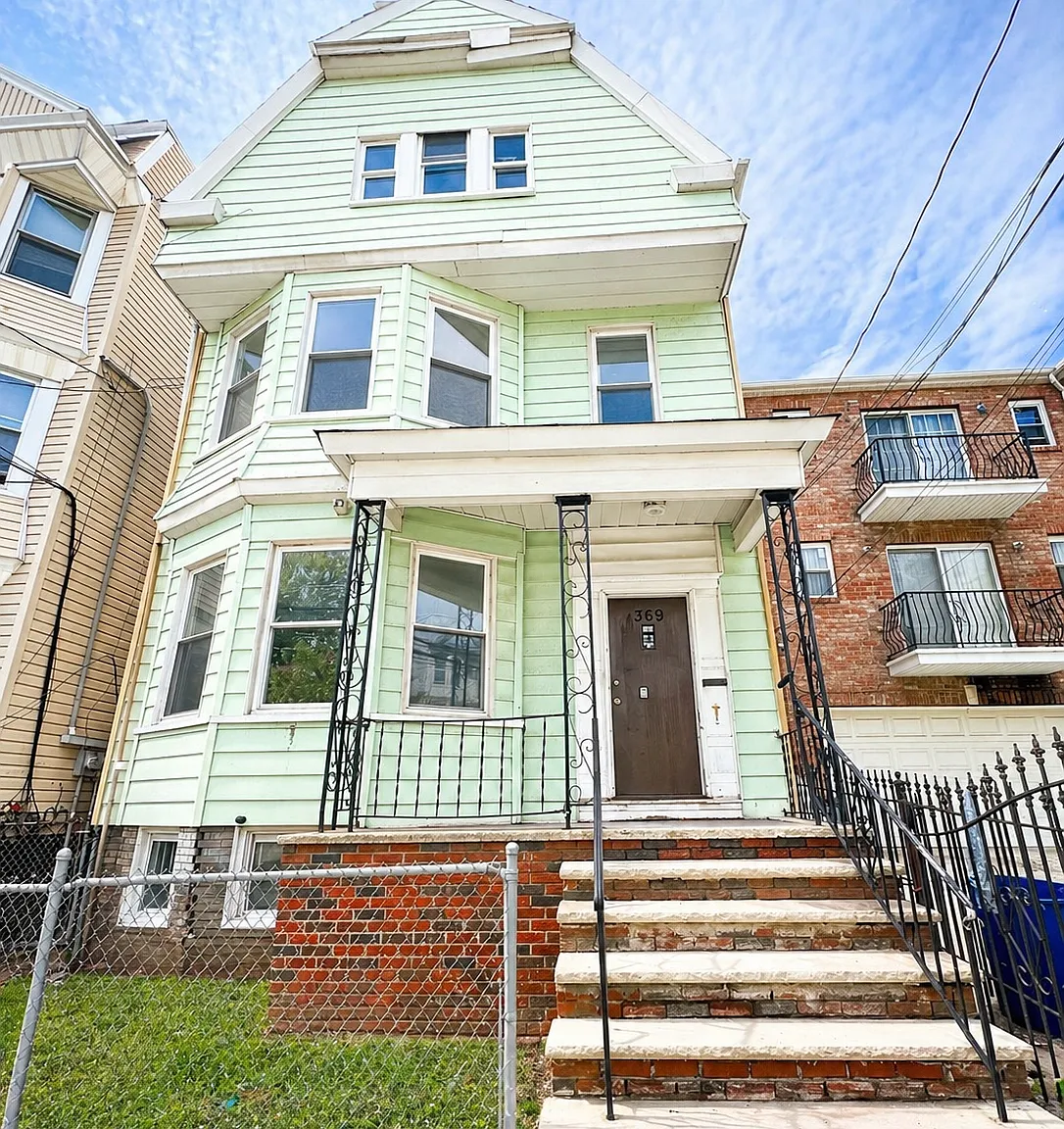 3 bed, 1100 sqft, $2,250 — Photo 1