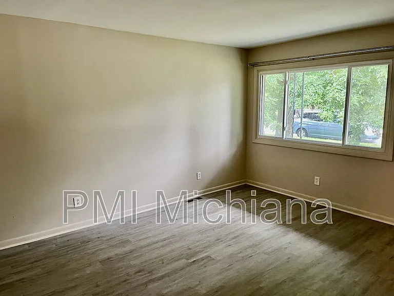 709 E 7th St — Photo 7