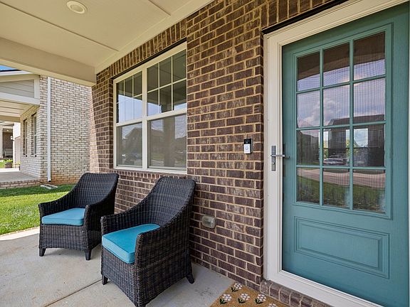 4th image of 817 Yakima Way