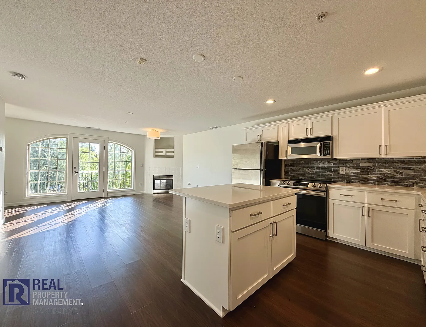 Spacious 1 Bed / 1.5 Bath Sherwood Condo with Parking, Storage & Laundry — Photo 3