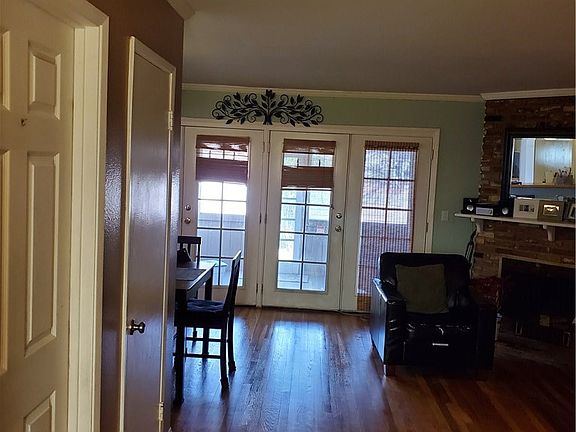 2nd image of 23257 Vanowen St