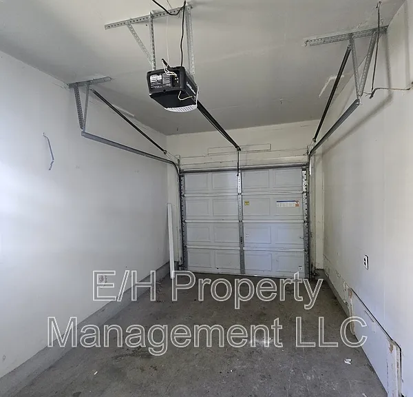 1121 E Luther St — Photo 27