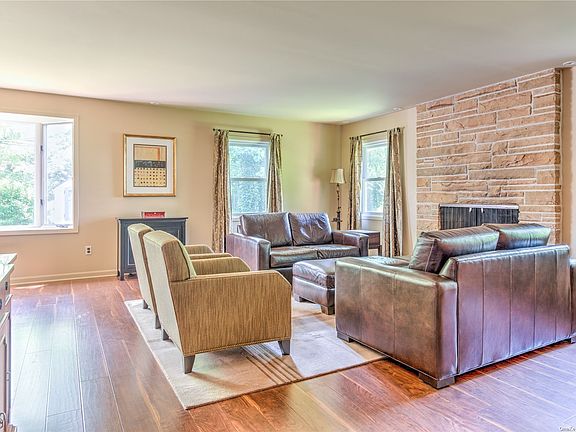 3rd image of 15 Skylark Ln