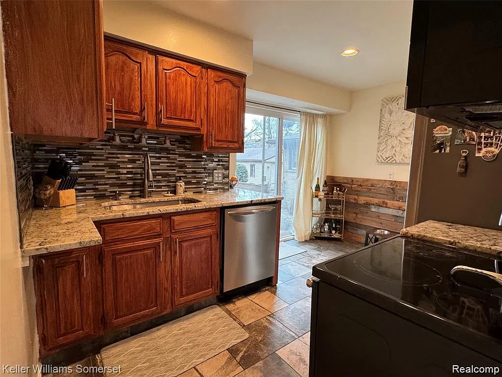 3 bed, 2.0 bath, 1448 sqft, $2,350 — Photo 3