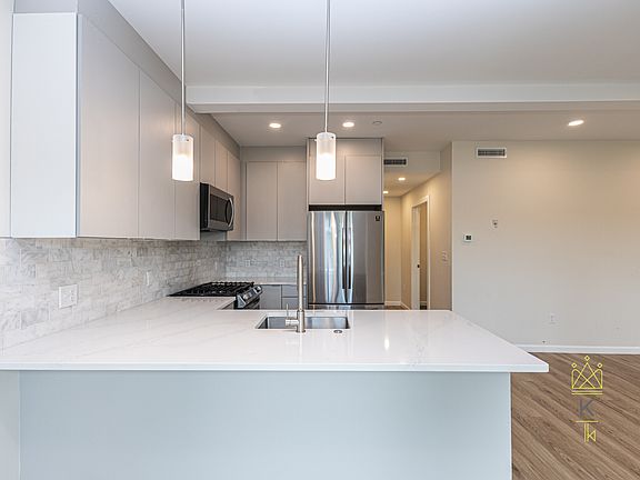 4th image of 458 Washington St #107
