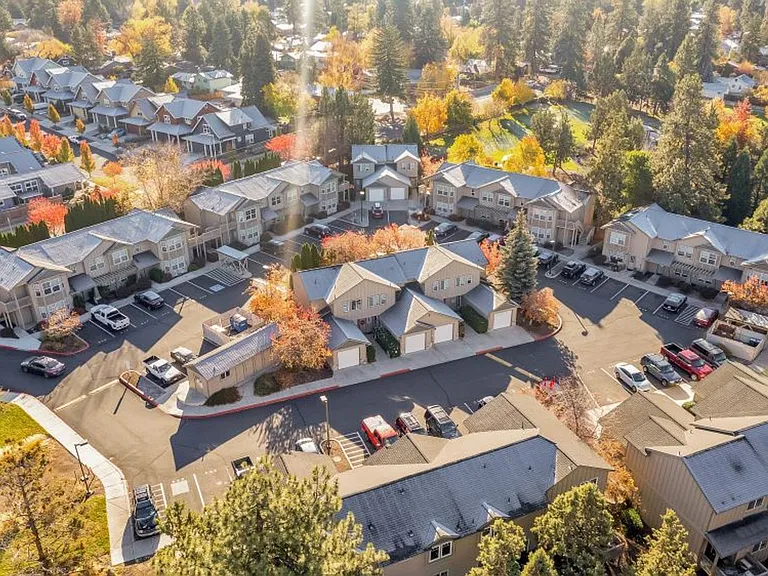 Highly sought after 1,2,3-bedroom flat and townhome apartments — Photo 3