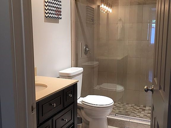 Remodeled Bath w/Custom Show