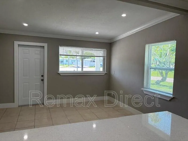 Building Photo - 5580 Honeysuckle Dr