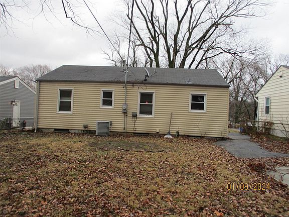 2nd image of 95 Chateau Dr