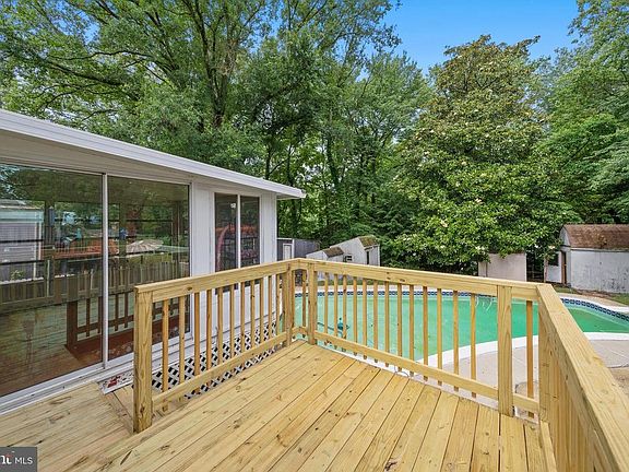 4th image of 4203 Maple Rd