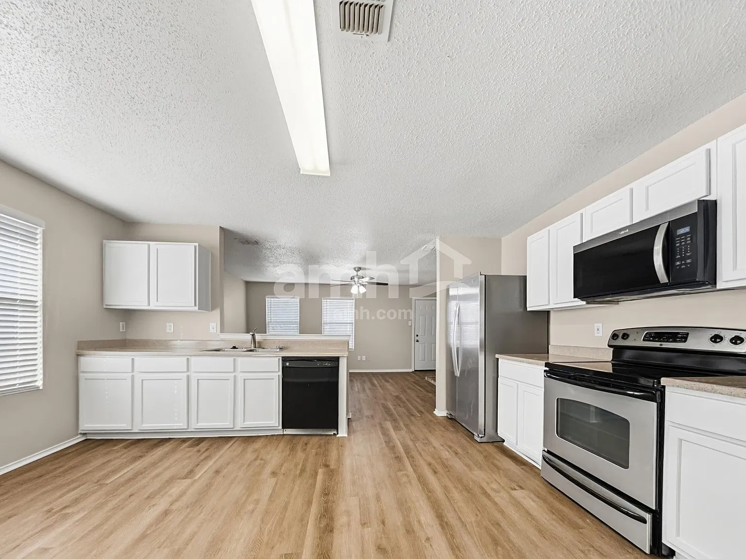 3 bed, 2.0 bath, 1899 sqft, $2,130 — Photo 3