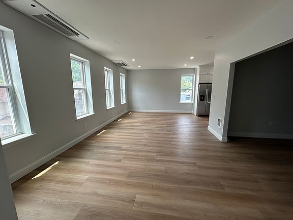 4th image of 243 Vine St #3