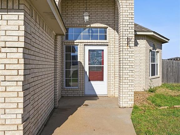 4th image of 307 SE Camelot Dr