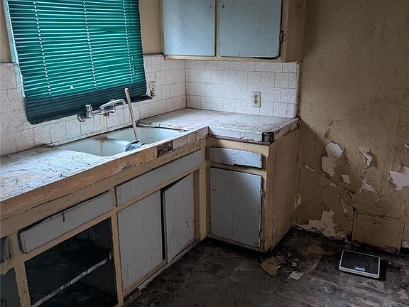 5th image of 2430 W Bennett St