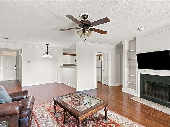 4th image of 494 Sherman Way