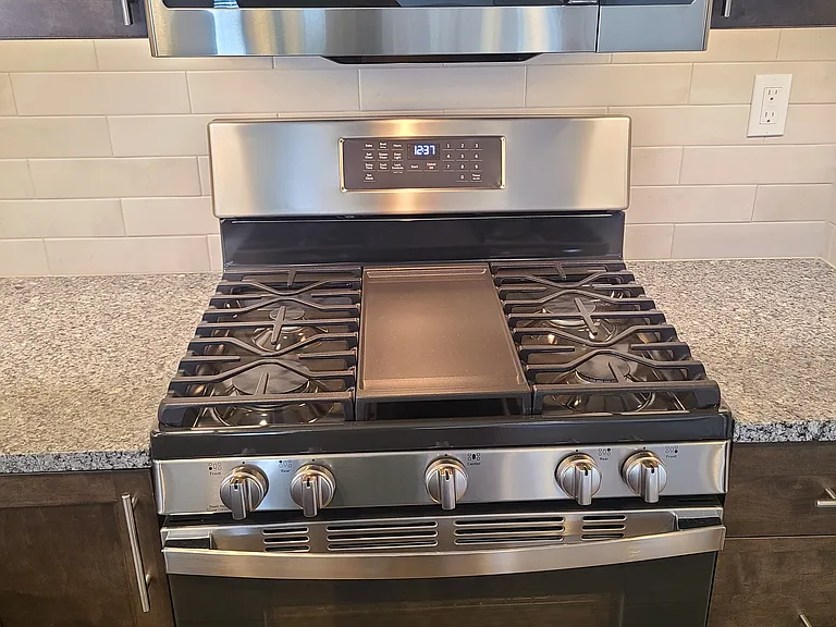 Gas range + overhead microwave