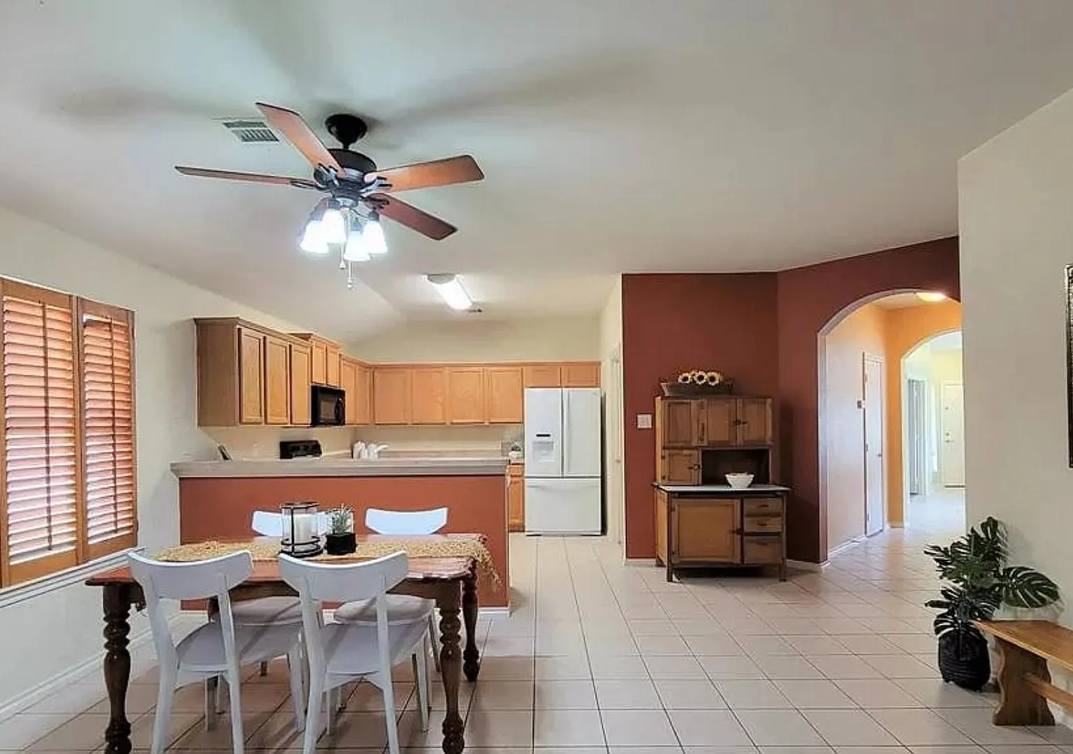 4 bed, 2178 sqft, $2,500 — Photo 4