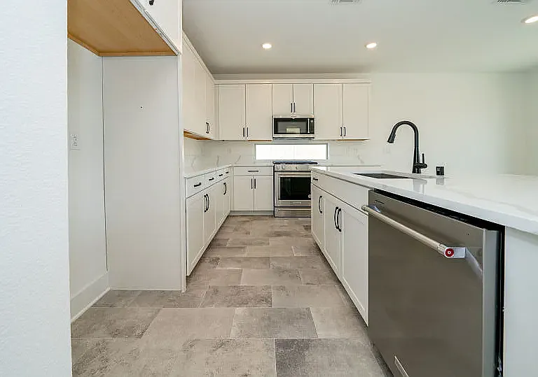 5 bed, 2255 sqft, $2,650 — Photo 3