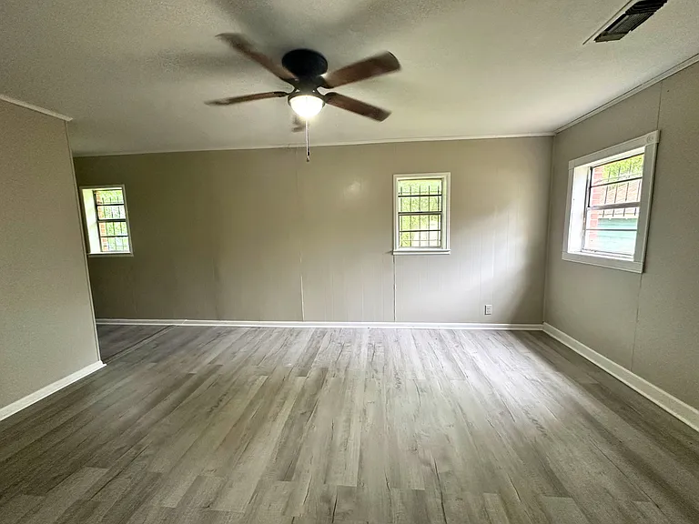 372 Fredonia St — Photo 15