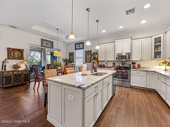 3rd image of 121 Seminole Dr