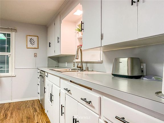 3rd image of 3904 Sunset Dr W