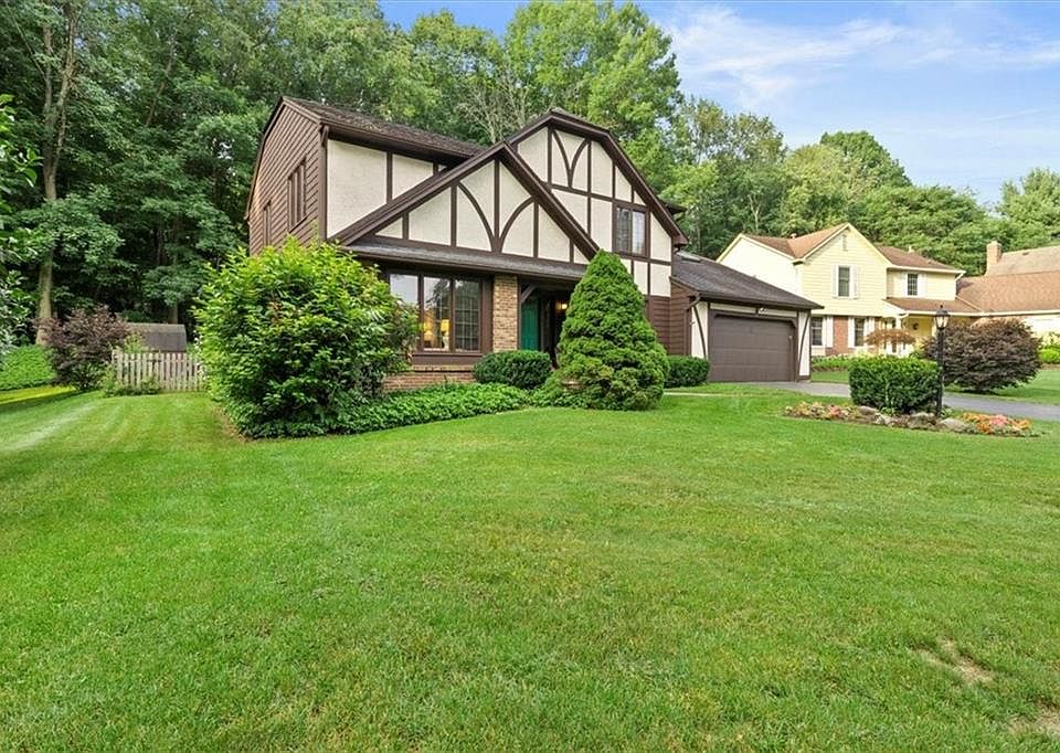 1st image of 10 Cedarwood Cir