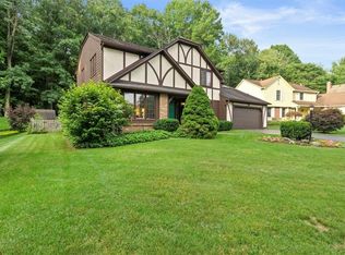 10 Cedarwood Cir, Pittsford, NY 14534