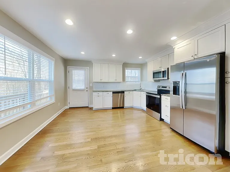 1026 Chelsea Dr — Photo 4