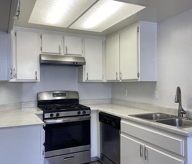 13700 Kornblum Ave #12 — Photo 7