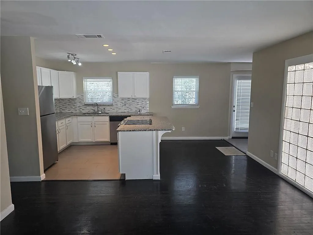 3 bed, 2.0 bath, 1236 sqft, $1,700 — Photo 2