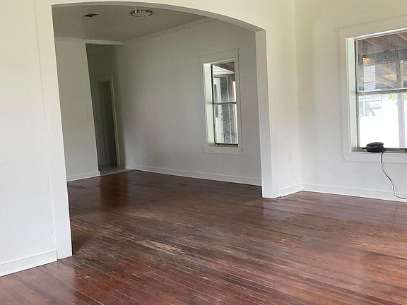 3rd image of 104 E Pine St