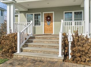 7 Garden Pl, Bay Shore, NY 11706