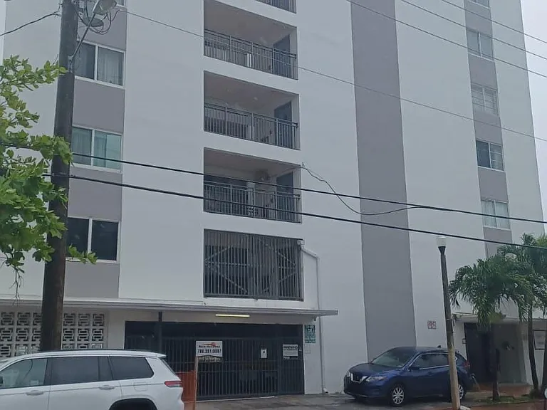 8001 N Crespi Blvd #2C — Photo 2