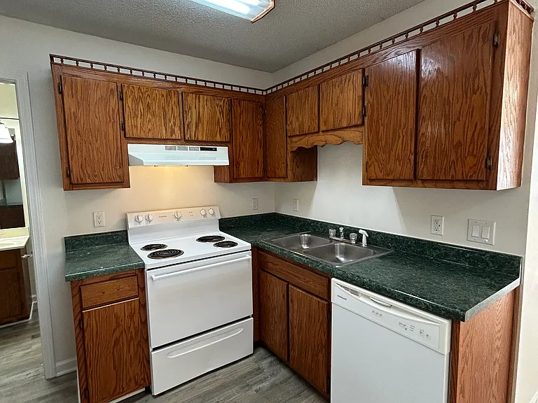 220 Anthony Ln #D — Photo 12
