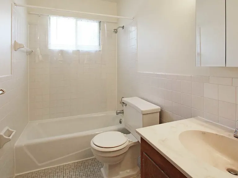 Kingston Court Apartments — Photo 12