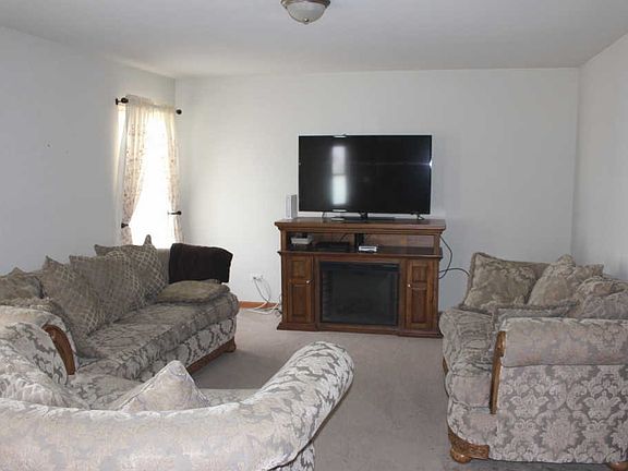 3rd image of 724 Sandburg Dr
